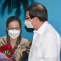 Cuba condecora con Medalla de la Amistad a embajadora de Laos
