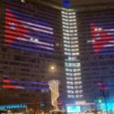 Bandera de Cuba ilumina céntrica avenida de Moscú