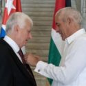 Condecoran a embajador saliente palestino con Medalla de la Amistad