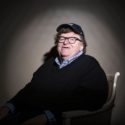 Cineasta Michael Moore rechaza bloqueo de EEUU a Cuba