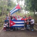 Panameños y cubanos ascienden cerro Ancón y condenan bloqueo de EEUU