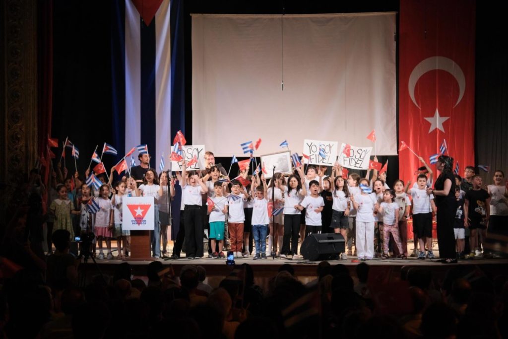 Acto de solidaridad con Cuba en Turkiye