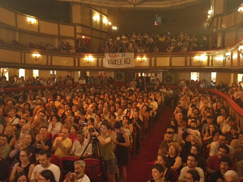 Sala llena en el acto de solidaridad con Cuba en Turkiye