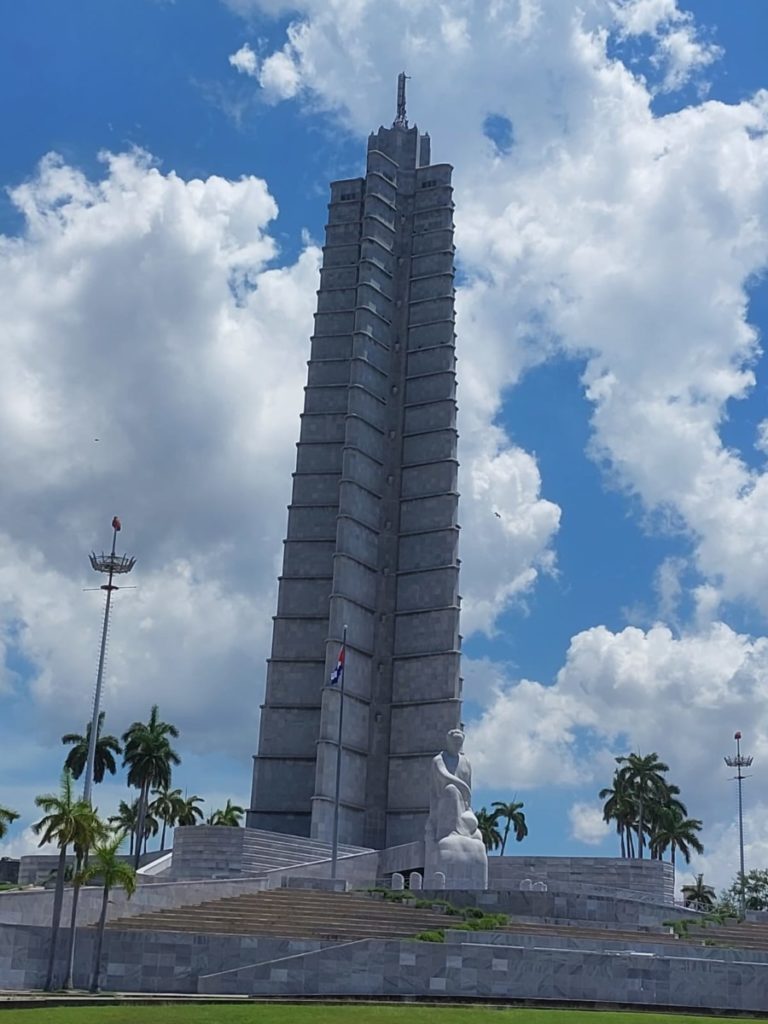 Brigada Solidaria Sanitaria a Cuba visita la Plaza de la Revolución José Martí en La Habana