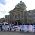 Suiza: Colectivo de solidaridad denuncia frente al Parlamento el bloqueo estadounidense contra Cuba y Venezuela