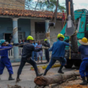 Presidente de Cuba saluda a trabajadores eléctricos en su día
