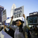 Cientos de personas en Los Angeles se unen a las protestas en solidaridad con Minneapolis