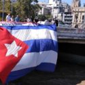Banderazo de apoyo a Cuba en puente sobre el río Mapocho de Chile