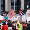 Bandera de Cuba presente en acto por la paz en Bruselas