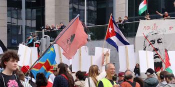 Bandera de Cuba presente en acto por la paz en Bruselas